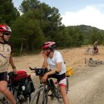 En terreno descendente hacia Avilés arropados por los pinares de la Sierra de Pedro Ponce
