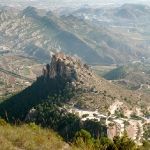 Bajo mis pies, en el descenso, el cerro del Castillo y el despoblado árabe de Medina Siyasa...
