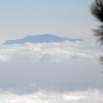 ...y si echamos la vista atrás asoman entre el mar de nubes tres gigantes de casa: la Pila y sus cumbres gemelas, el Almorchón y la Sierra del Oro...