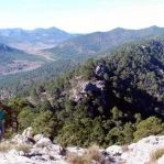 ...remontamos la vaguada hasta ganar un collado a 1358m donde ganamos vistas hacia el Buitre y el Gavilán...