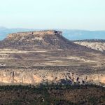 ... una perspectiva curiosa de la Molata de Charán, la aldea de las Casicas del Portal y, muy por detrás, la pirámide de las Almenaras en la Sierra de Alcaraz...